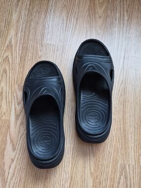 Vionic Black Unisex Slide Sandals (W9 / M7)